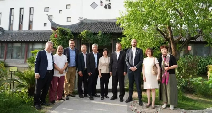 Representatives from foreign chambers of commerce explore North Hongqiao