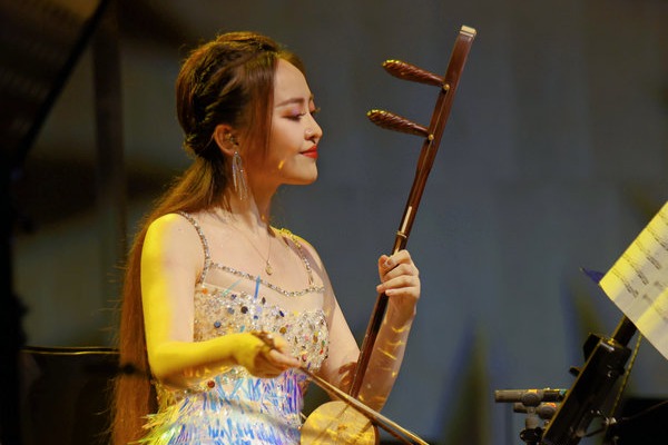 Teacher's concert strings together traditional and modern techniques