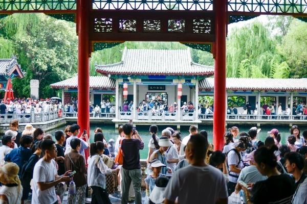 Jinan's springs draw growing crowds in June heat