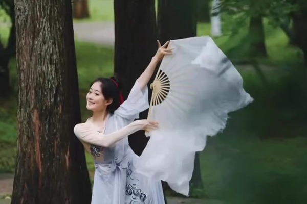 East Lake ripples inspire university dance