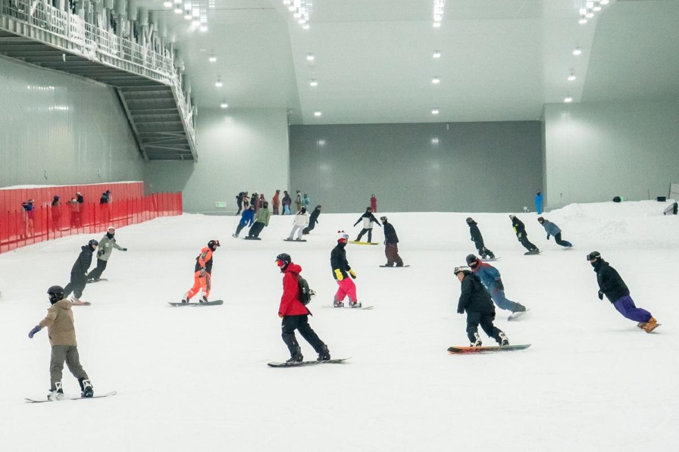 Hebei's new indoor ski resort begins trial operations