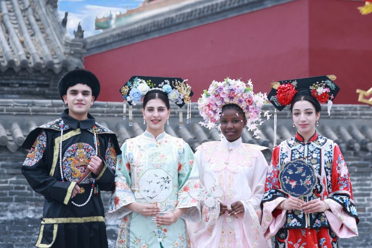 International students embrace ancient fashion at Shenyang Imperial Palace