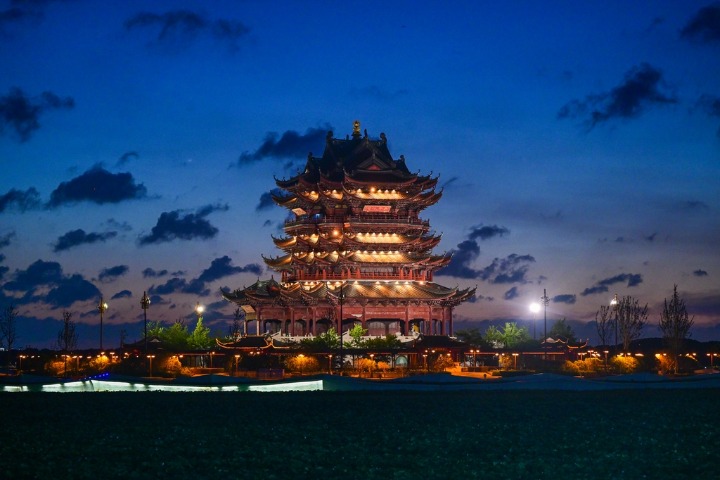 Chongyuan Temple in Suzhou lights up at night