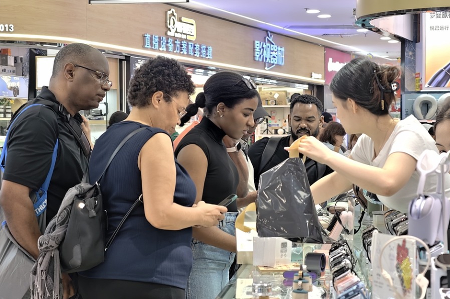 Foreigners tap into Shenzhen e-payment