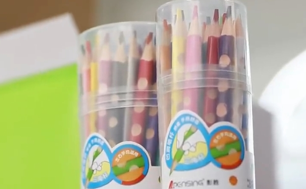 Quzhou's plastic colored pencils gain popularity globally