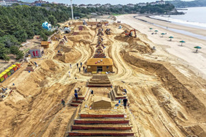 Artists create sand sculptures for Zhoushan Intl Sand Sculpture Festival