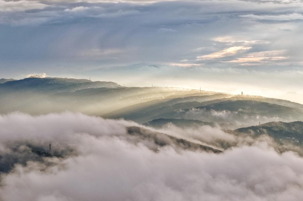 Nanshan Mountain shrouded in mist at dawn