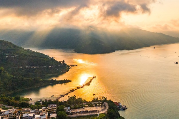 Morning glow melts into golden red on Hongshui River in Guizhou