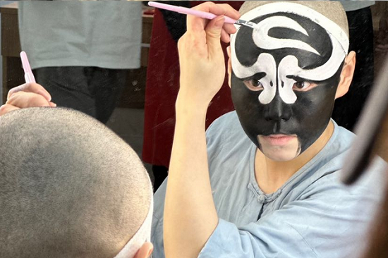 Female Yangzhou Opera artist claims Shanghai Magnolia award