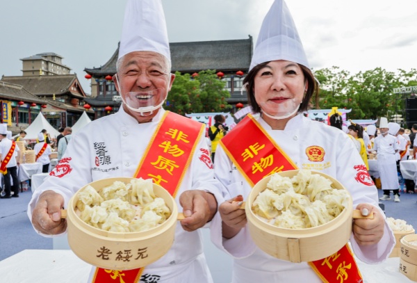 2——2025年7月19日，非遗传承人在呼和浩特烧卖美食季活动现场展示刚刚蒸制熟的烧卖。丁根厚 摄20250719-6D0A0279_副本.jpg