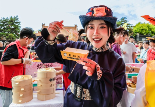 4——2025年7月19日，游客在呼和浩特烧卖美食季活动现场品尝刚刚出笼的烧卖。丁根厚 摄20250719-6D0A0398_副本.jpg