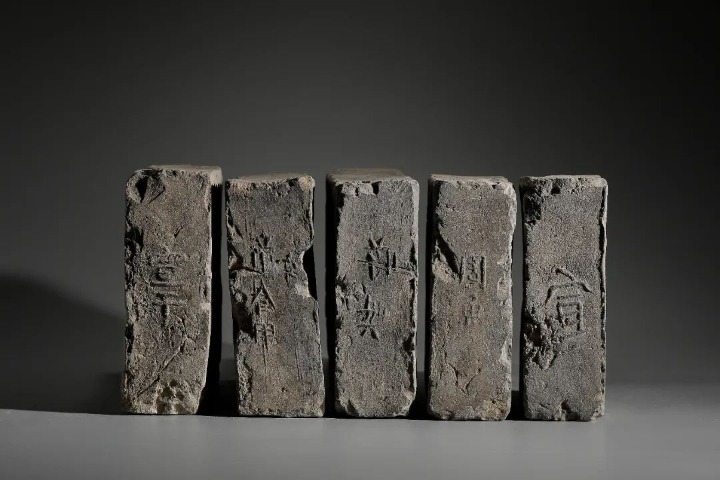 Explore heritage of inscribed bricks from Leifeng Pagoda in Zhejiang