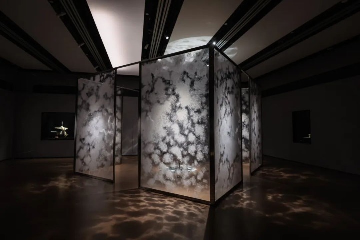 Artist interprets Chinese civilization through silk-based installations