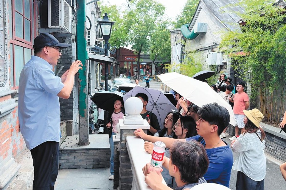 Novelist captures shared culture of China's old alleyway communities
