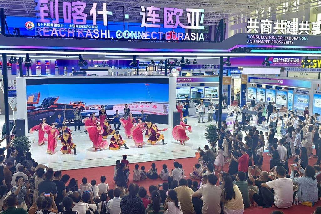 Regional commodity fair opens in Xinjiang