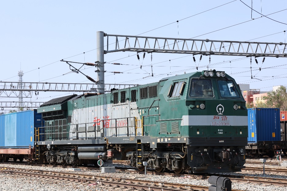 Xinjiang's two railway ports see over 10,000 China-Europe freight train trips in 2025