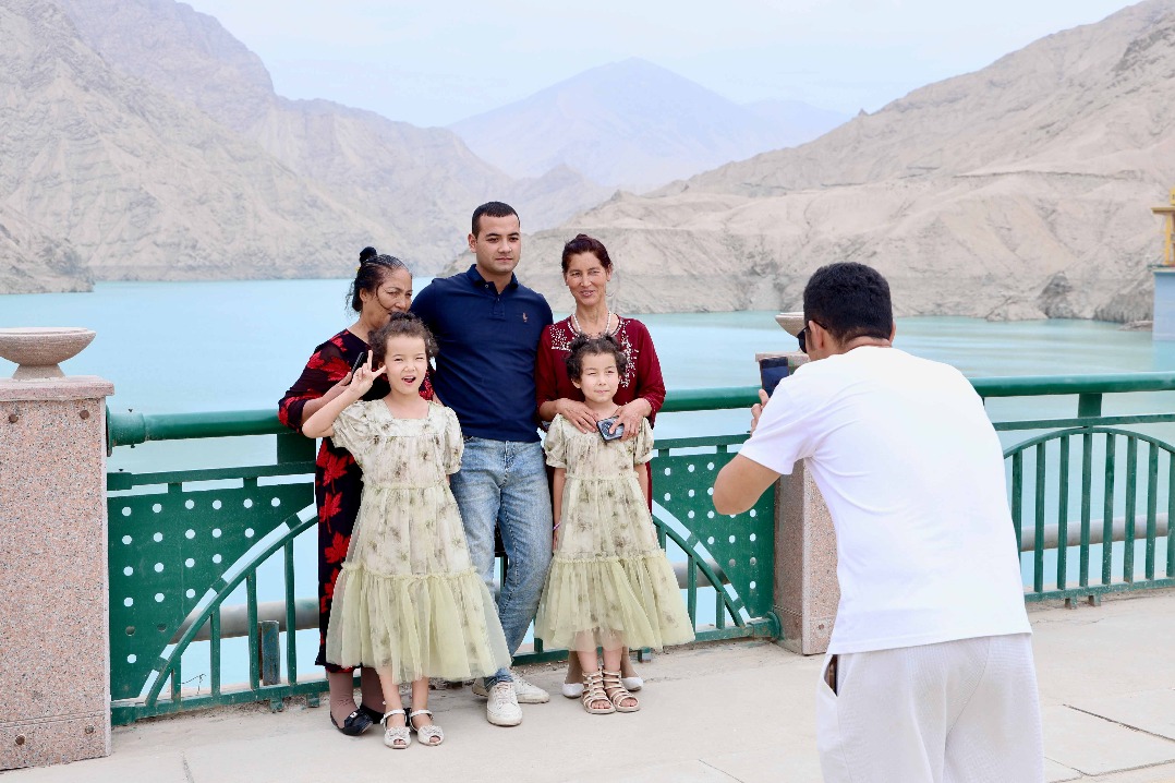 Water conservancy project attracts visitors in Xinjiang