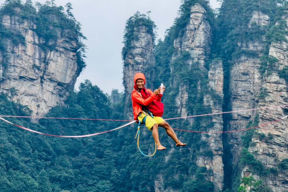 Zhangjiajie hosts daring slackline competition