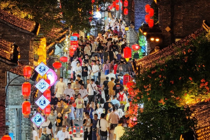 Bustling night tours bring vitality to Jiangsu’s old street