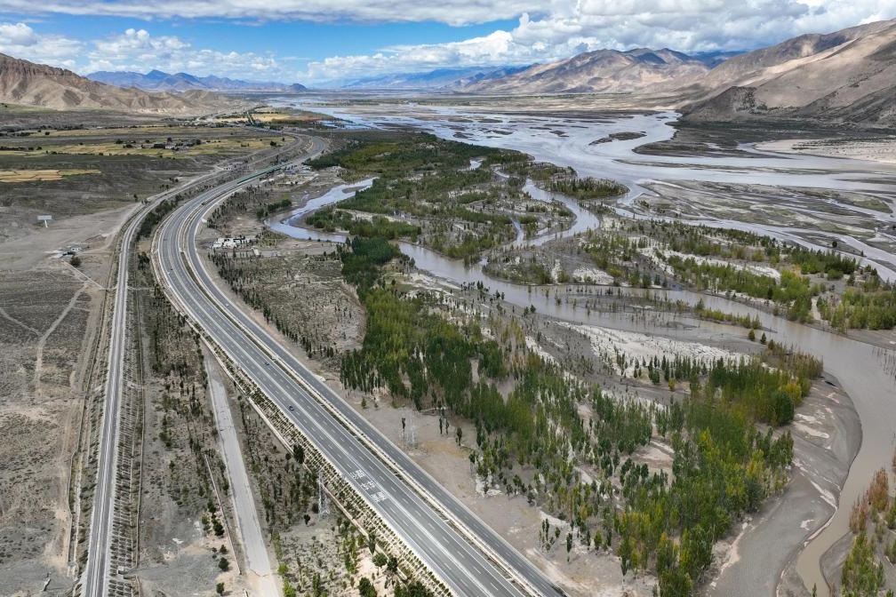 Comprehensive transportation network boosts development in Xizang