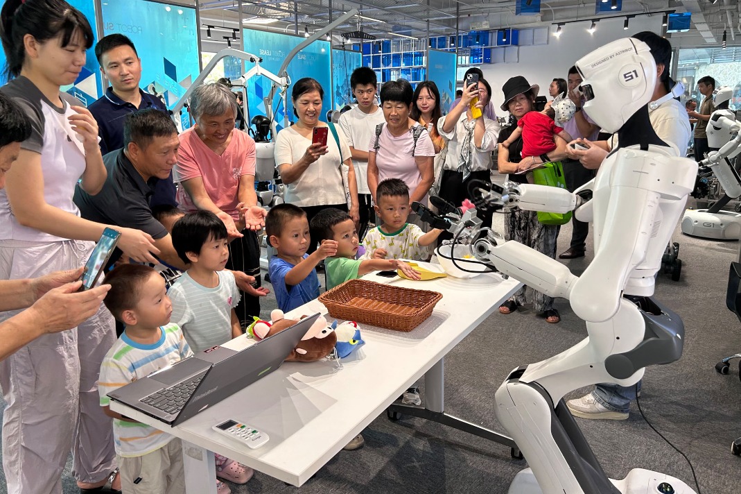 World's first robot 6S store opens in South China's Shenzhen