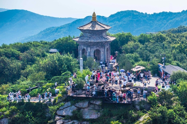 Tourists flock to Huaguo Mountain in Jiangsu
