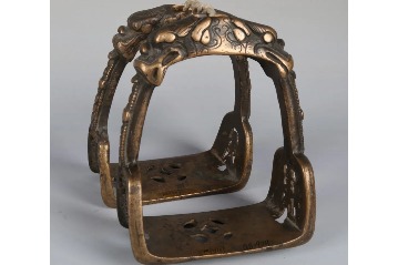 Qinghai treasure: Bronze stirrups decorated with dragon heads