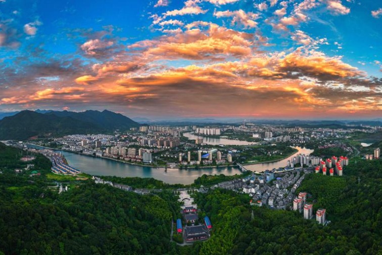 Stunning sunrise at Dongjiang Bay