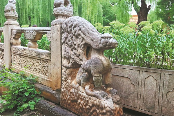 The riddle of the missing palaces