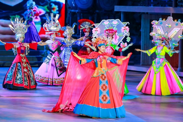 Live show ignites summer escapes in Enshi