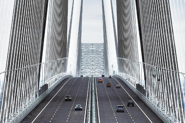 Yangtze River sees new engineering marvel