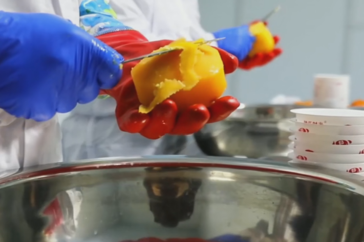 Frozen persimmon dessert drives local economic growth in Hebei