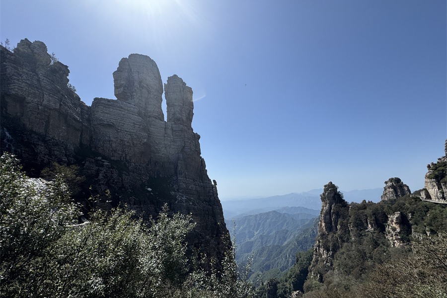 Autumn colors draw crowds to Hebei's Baishishan Mountain