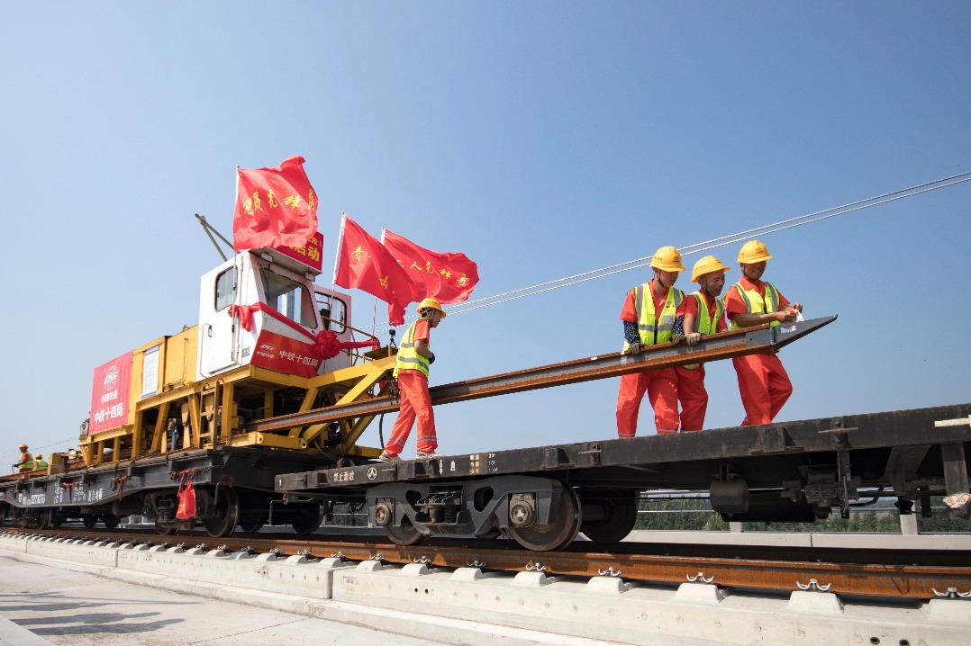 Track laying of Xiong'an-Shangqiu high-speed railway kicks off