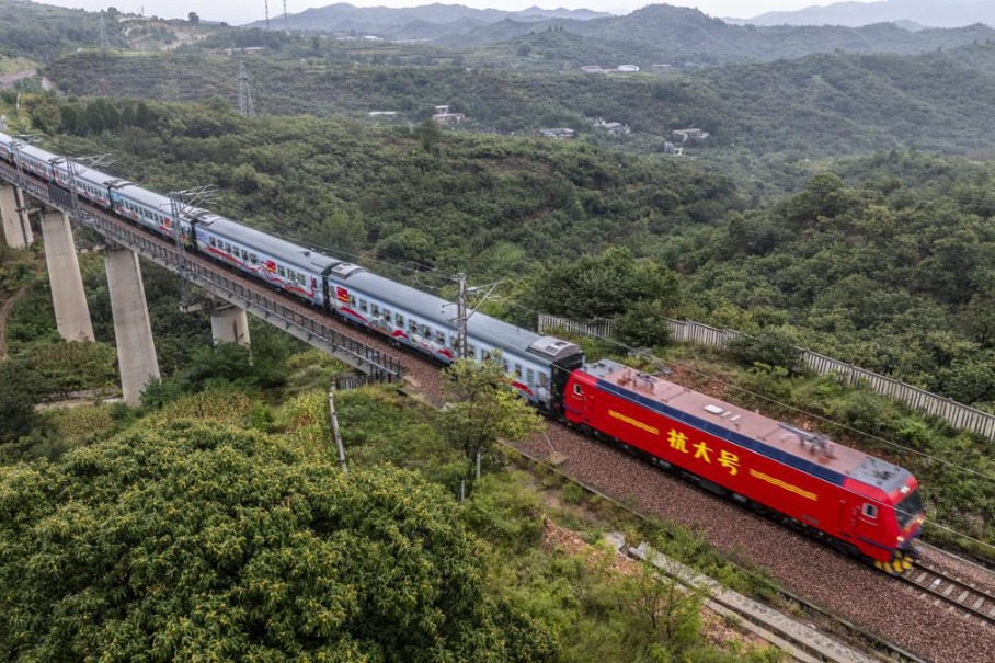 New red tourism train launches in Hebei province