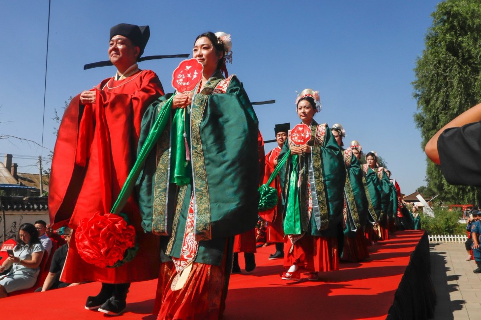 Fifteen couples partake in traditional group wedding in Shenyang