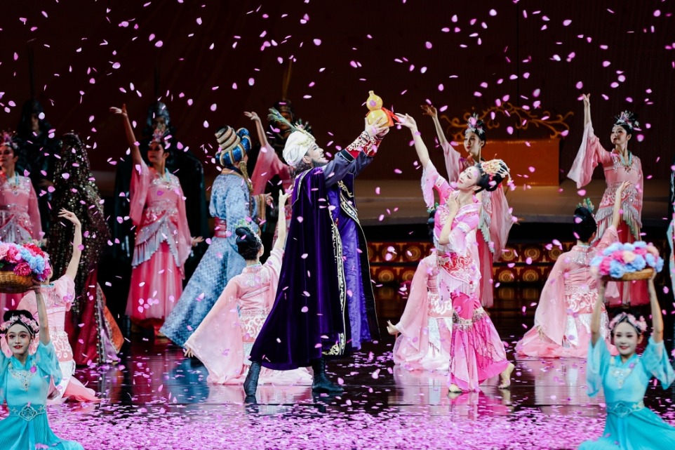 Upgraded Silk Road dance drama staged at Dunhuang cultural expo