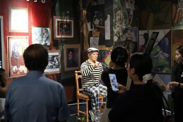 Jinan bionic robot experience center captivates tech fans