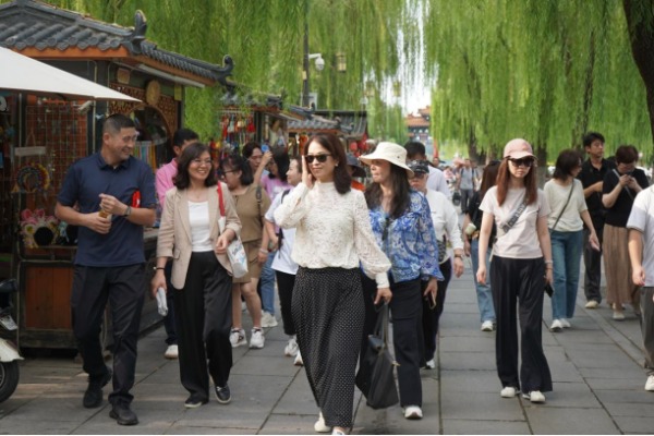 Singaporean travel agents discover Jinan's cultural appeal