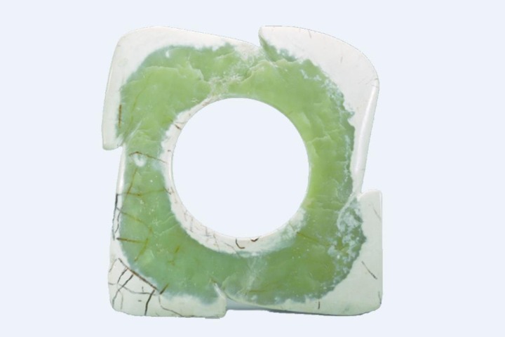 Jade piece with tooth-like edges from Neolithic period