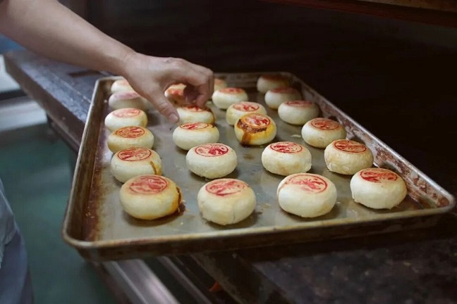 Wuxi residents start lining up for mooncakes