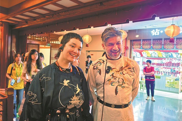 Friendships blossom across borders in verse