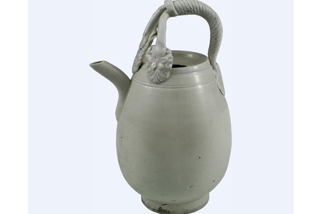 White-glazed pot blends minimalism with refined decorations