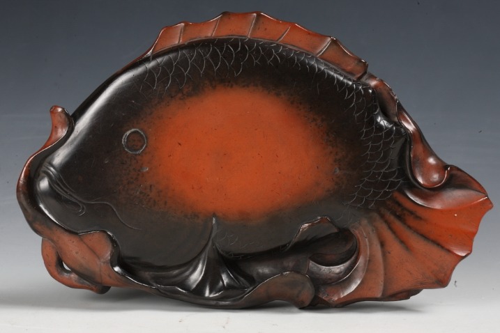 Fish-shaped cinnabar <em>chengni</em> clay inkstone from Tianjin Museum