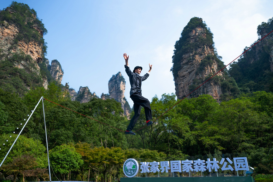 Zhangjiajie International Acrobatic Festival showcases cultural exchanges