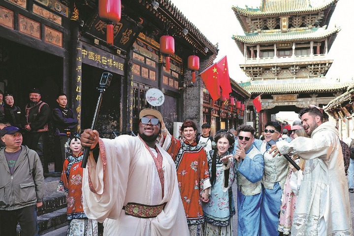 Intl vloggers explore Shanxi's well-preserved cultural wonders