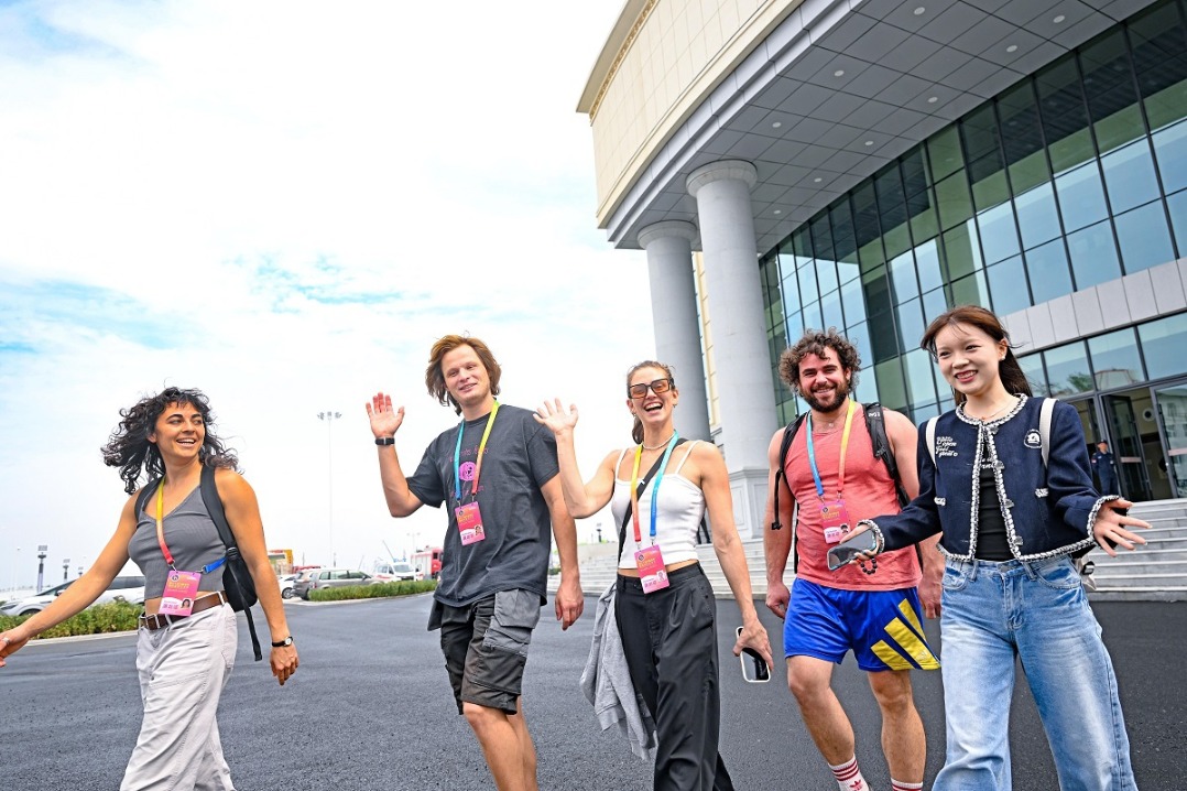 Intl acrobats gather for China's Wuqiao Circus Festival