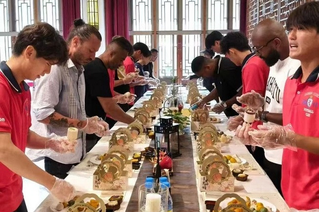 Intl friends celebrate Mid-Autumn Festival in Nantong