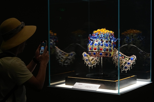 Zibo colored glaze shines at National Museum of China
