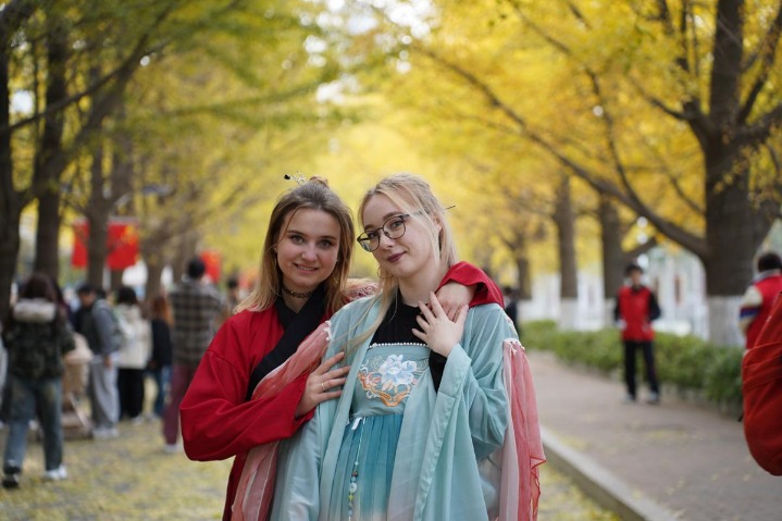International students participate in ginkgo fashion show at Liaodong University
